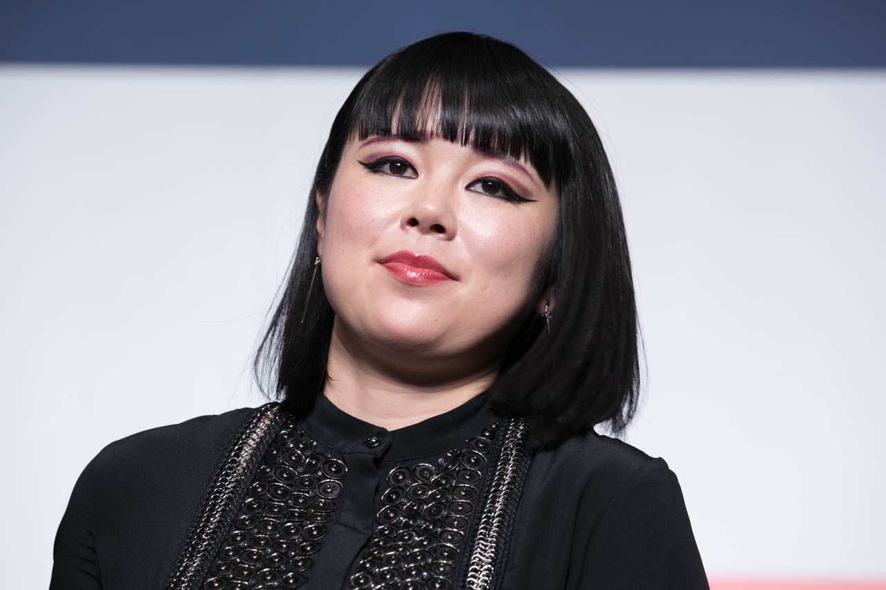 お笑いタレントのブルゾンちえみが自身のInstagramを更新。久しぶりのぱっつん前髪姿を披露し、ファンの間で「可愛い」と話題になっている。